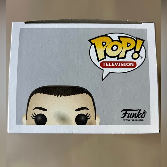 Funko Pop Eleven with Eggos Chase edition + Protector - Picture 5 of 6